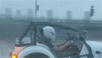 無頂棚跑車遇豪雨！駕駛窘況網爆笑