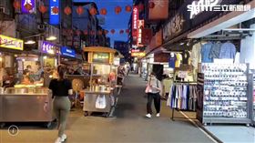 ▲饒河夜市本來就沒關閉，也迎來「微解封」第1晚，人潮稍稍多了點。（圖／記者楊佩琪攝）