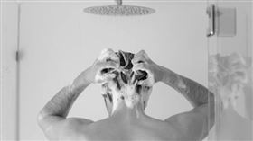 住戶洗澡到一半，陽台突然起火。（示意圖／pixabay）