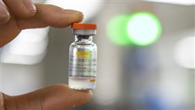 中國批准 科興疫苗緊急使用放寬至3歲以上中國科興控股董事長尹衛東4日在央視節目中說，官方已批准科興COVID-19疫苗緊急使用的年齡範圍擴大到3歲以上的未成年人。圖為1月在北京科興中維生物技術有限公司的倉庫內，工作人員展示一支瓶裝滅活疫苗。（中新社提供）中央社  110年6月5日