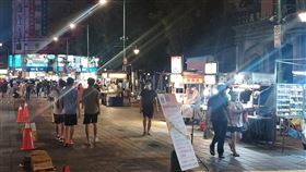 ▲寧夏夜市「微解封」首夜，出現人潮，但還沒有人擠人的狀況。（圖／記者李依璇攝）