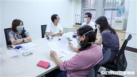 圖／朱立倫辦公室提供  朱立倫今日赴立法院拜會國民黨團，與國民黨團總召費鴻泰、書記長鄭麗文、首席副書記長陳玉珍等立委會談。