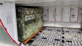 好消息！台灣自購的41萬劑莫德納疫苗今（30）天下午抵台，行政院長蘇貞昌午間在臉書發文透露，41萬劑莫德納，凌晨三點多從阿姆斯特丹出發，預計下午五點抵達國門！

