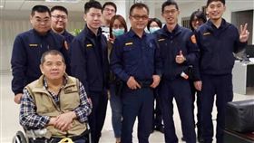 北市警何信明27年前因公受傷，今年6月23日病逝，警政署長陳家欽慰問其家人。 警方提供