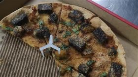 勇者吃「香菜豬血糕比薩」，圖／翻攝自爆怨2公社