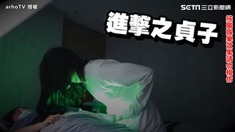 扮貞子嚇女友　男塗白臉照綠光嚇壞