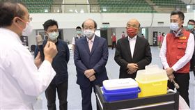 行政院長蘇貞昌30日視察新竹市立體育館疫苗施打站。（圖／行政院提供)
