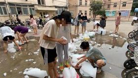 ▲邯鄲學院購買冰塊給學生降溫。（圖／翻攝自微信）