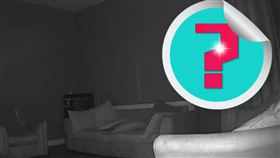 畫面轉到臥室，光影明顯能看出人形和臉龐，似乎正凝視鏡頭，讓查莉與丈夫頓、時嚇傻。（圖／翻攝自查莉臉書） 