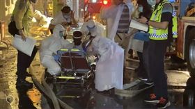 ▲彰化喬友大樓火警，有3層樓是防疫旅館，24名隔離中的民眾正被一一疏散下樓，一下樓就穿上防護衣，由救護人員送上救護車直奔新的防疫旅館。（圖／翻攝畫面）