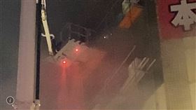 ▲彰化喬友大樓火警，有3層樓是防疫旅館，24名隔離中的民眾正被一一疏散下樓，一下樓就穿上防護衣，由救護人員送上救護車直奔新的防疫旅館。（圖／翻攝畫面）