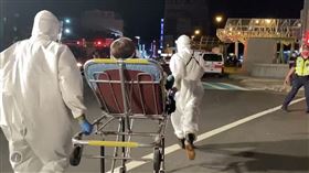 ▲彰化喬友大樓火警，有3層樓是防疫旅館，24名隔離中的民眾正被一一疏散下樓，一下樓就穿上防護衣，由救護人員送上救護車直奔新的防疫旅館。（圖／翻攝畫面）