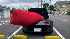 馬自達跑車塞不下懶骨頭（圖／翻攝自@YukiNinja_ 推特）