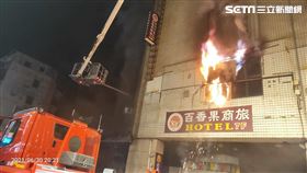 彰化市喬友大樓防疫旅館大火，造成消防隊員1死2傷。（圖／翻攝畫面）