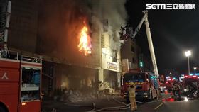 彰化市喬友大樓防疫旅館大火，造成消防隊員1死2傷。（圖／翻攝畫面）