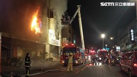 彰化市喬友大樓防疫旅館大火，造成消防隊員1死2傷。（圖／翻攝畫面）