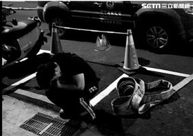 勇消殉職！同袍蹲地淚泣照惹萬人淚（圖／翻攝畫面）