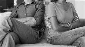 人妻外遇不認，夫拿切結夫打臉。（示意圖／pixabay）