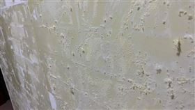 真的快瘋掉！「泡棉壁貼」撕到崩潰　內行苦笑：會懷疑人生