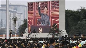 中共1日在北京天安門廣場舉行建黨百年慶祝活動，中共總書記習近平致詞後握拳高呼「中國共產黨萬歲」。（圖／共同社）
