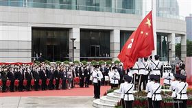 香港1日慶祝主權轉移24週年，在「國安法」施行背景下，是港府近18年來首次在沒有大規模示威的壓力下舉行慶典。（圖／翻攝自立場新聞）
