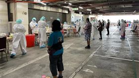 王必勝今上午前往台北市萬大、環南等採檢站，觀察現場執行狀況。（圖／翻攝自王必勝臉書）