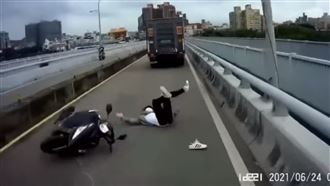 騎士鑽車縫超車慘衰　網：誰給的勇氣