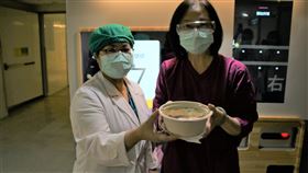 亞東醫院「自動拉麵販賣機」，亞東醫院提供