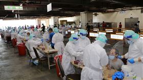 北榮80人團隊至濱江市場執行採檢任務，現場規劃8線同步採檢，預計採檢3000人次。（圖／北榮提供）