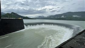 南化水庫持續自然溢流近日集水區雨量豐沛，南化水庫20日已達滿水位，到22 日仍持續自然溢流。中央社記者楊思瑞攝  110年6月22日