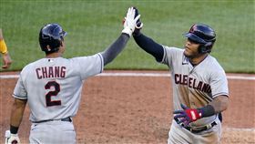 ▲隊友開轟，張育成擊掌。（資料照／美聯社／達志影像）