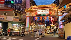 ▲饒河夜市本來就沒關閉，也迎來「微解封」第1晚，人潮稍稍多了點。（圖／記者楊佩琪攝）