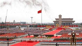中共1日上午在天安門廣場舉辦建黨百年慶祝大會，中共總書記習近平宣布完成第一個百年目標，並「意氣風發」向著第二個百年奮鬥目標邁進。（圖／中新社）
