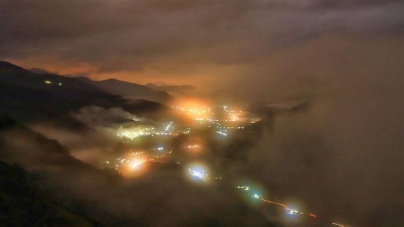 雲瀑流轉夕陽火燒雲　南投信義曝奇景