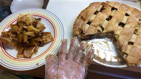 蘋果派要用什麼方法裝盤？老婆叫他漂亮擺盤　慘變手撕雞。（圖／翻攝自好市多商品經驗老實說）