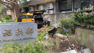 新／北市計程車疑失控　撞入衛福部