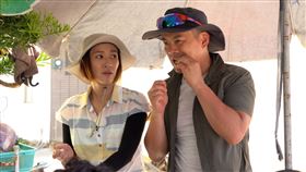 小兵、湘涵被芋頭嫩莖吸引，生吃後口腔發麻、痛苦萬分一度無法繼續主持。（圖／公視提供）