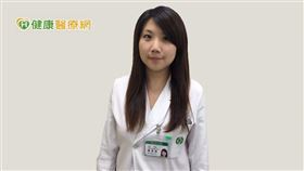 亞東醫院角膜科蔡紫筠主任說明，根據亞洲乾眼症學會(Asia Dry Eye Society，簡稱ADES)於2020年提出的最新ADES乾眼症共識發現，乾眼症是一種多因素慢性疾病，只要淚膜不穩定，就可能引發乾眼症。