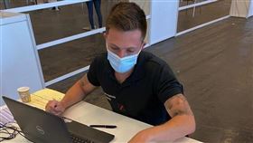 法國型男消防員支援接種疫苗