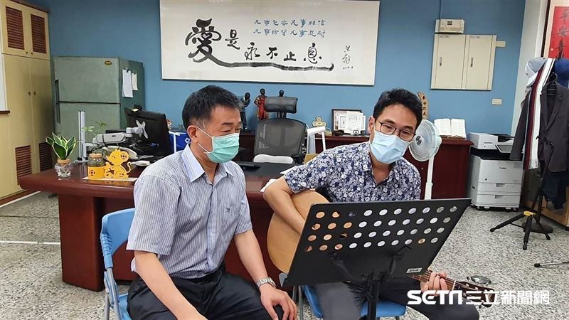 校長寫歌哼唱　撫慰人心：黑暗會過去