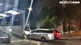 《警政時報》採訪車疑遭人灌入不明液體。（圖／翻攝畫面）