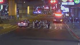 ▲新北景安捷運站前，白色轎車駕駛酒駕闖紅燈衝撞正在過馬路的行人，造人5人輕重傷。（圖／翻攝畫面）