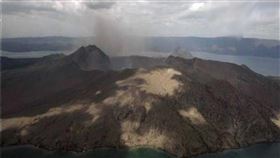 菲律賓塔爾火山噴發1公里高蒸氣羽流（圖／翻攝自Philippine National Police臉書）