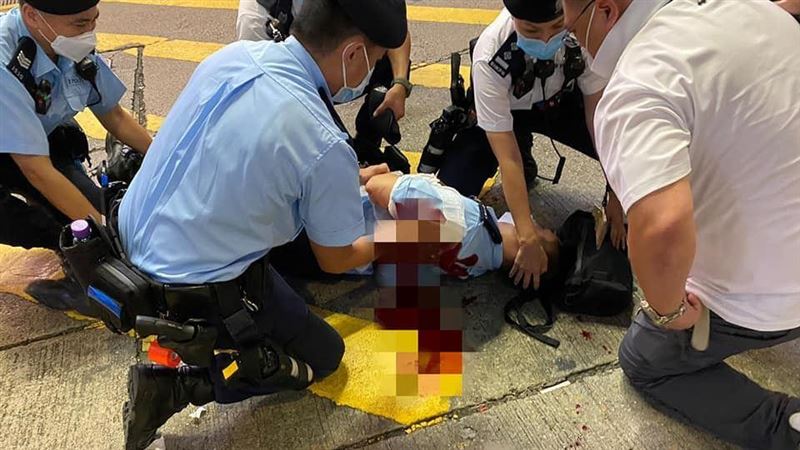 七一遊行遭禁　男行刺港警後自殘不治