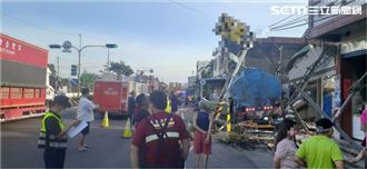 新／曳引車猛撞7民宅　司機車內斷魂