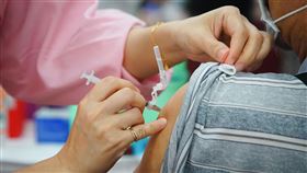 疫苗接種人次累計達154萬人（3）武漢肺炎（2019冠狀病毒疾病，COVID-19）疫苗15日起在全台擴大接種，據指揮中心統計，截至目前疫苗接種人次累計達154萬人次。中央社記者王騰毅攝　110年6月21日