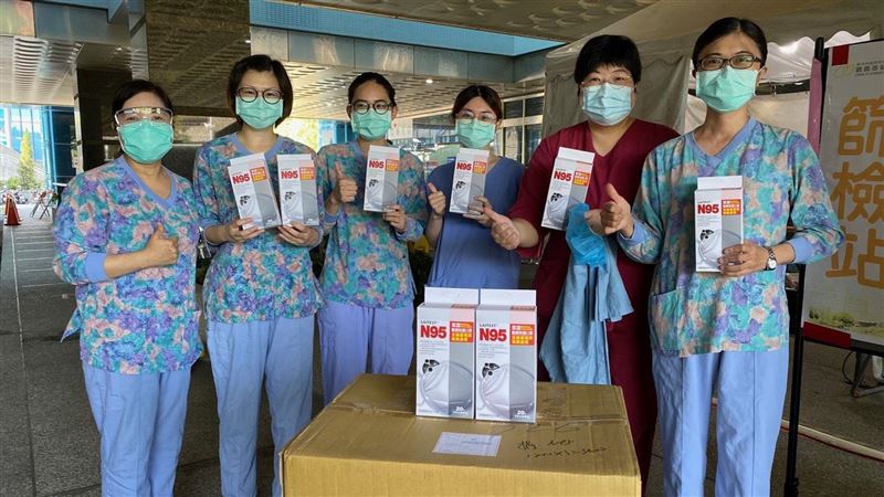 送暖醫護！萊潔捐10萬片口罩防護衣