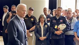 美國佛羅里達州一棟濱海公寓大樓日前崩塌，總統拜登（前）1日花數小時慰問悲痛的失蹤或罹難者的家屬。（圖／翻攝自twitter.com/MiamiDadeFire）
