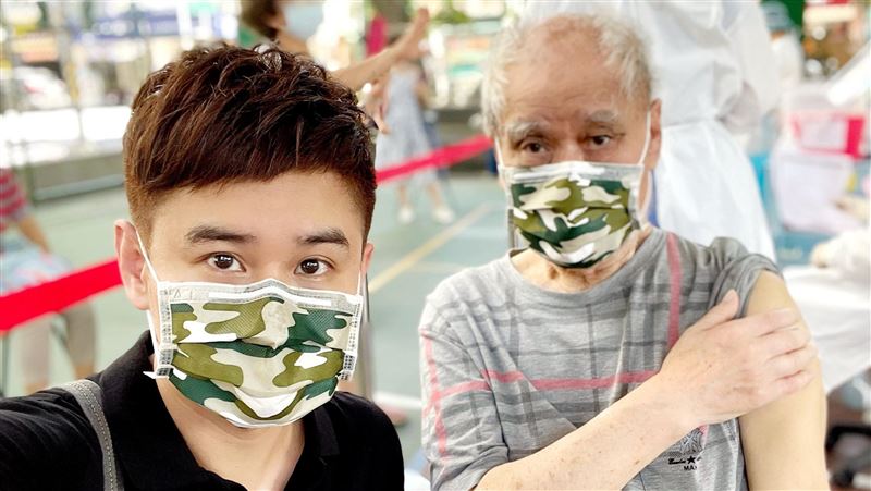 男星帶78歲老父親打疫苗一度暈眩