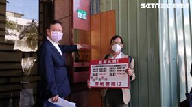 南港輪胎公司副董事長趙國帥，今天代表超過半數的泰豐股東，親赴向台北地檢署按鈴控告董事長馬述健涉嫌背信罪。（圖／記者戴玉翔攝影）